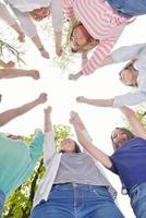 jeunes amis restant ensemble en plein air dans le parc photo