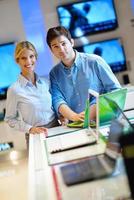 personnes dans un magasin d'électronique photo