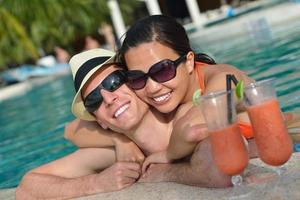 heureux jeune couple s'amuser sur la plage photo