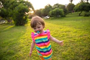 petite fille passe du temps dans le jardin photo