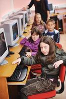 éducation informatique avec les enfants à l'école photo