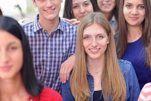 groupe d'adolescents heureux à l'école photo