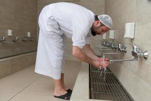 un musulman prend l'ablution pour la prière. rite religieux islamique photo