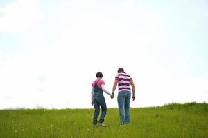 portrait de jeune couple romantique souriant ensemble en plein air photo