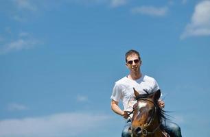 homme monter à cheval photo