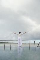 jeune femme se détendre le jour d'été nuageux photo