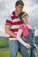 portrait de jeune couple romantique souriant ensemble en plein air photo