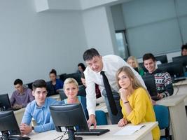 étudiants avec enseignant dans la classe de laboratoire informatique photo