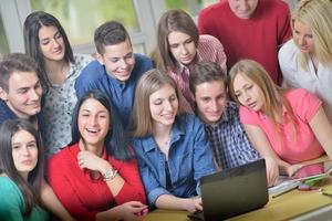 groupe d'adolescents heureux à l'école photo