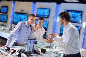 personnes dans un magasin d'électronique photo