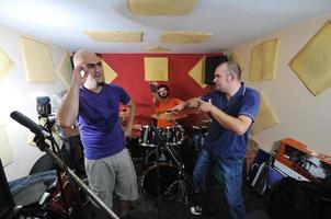 un groupe de musique s'entraîne dans un garage photo