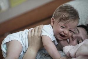 mère joue avec bébé à la maison photo