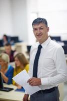 étudiants avec enseignant dans la classe de laboratoire informatique photo