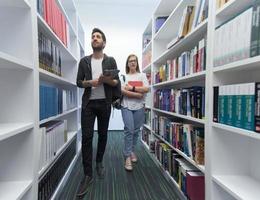 groupe d'étudiants à la bibliothèque de l'école photo