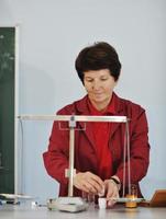 portrait de professeur de sciences et de chimie en classe photo