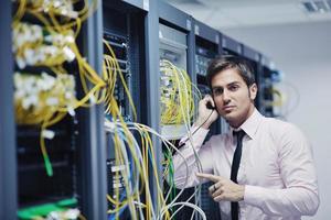 ingénieur informatique parlant par téléphone dans la salle réseau photo