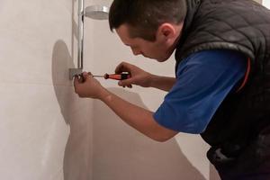 plombier professionnel travaillant dans une salle de bain photo