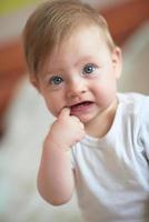 mignon petit bébé nouveau-né souriant photo