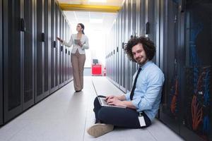 équipe de jeunes techniciens travaillant ensemble sur des serveurs photo