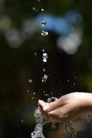 jet d'eau sur la main de la femme photo