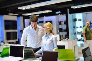 personnes dans un magasin d'électronique photo