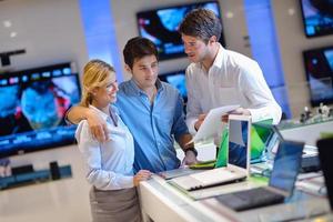 personnes dans un magasin d'électronique photo