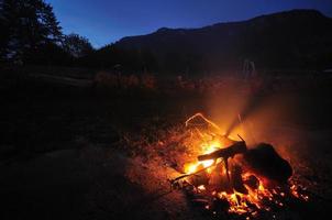 feu avec une longue exposition sur le camping la nuit photo