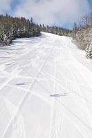 pistes sur les pistes de ski à la belle journée d'hiver ensoleillée photo