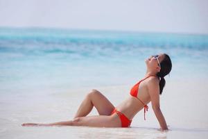 belle fille sur la plage s'amuser et se détendre photo