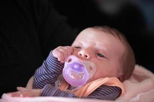 bébé nouveau-né d'un mois dormant dans son lit photo