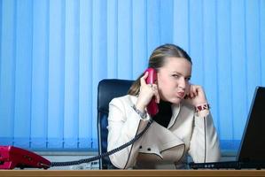 .jeune femme d'affaires travaillant sur un ordinateur portable au bureau. photo