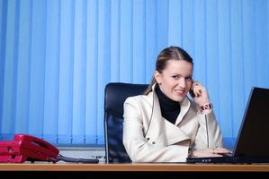 .jeune femme d'affaires travaillant sur un ordinateur portable au bureau. photo