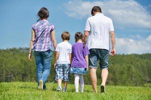 heureuse jeune famille s'amuser à l'extérieur photo