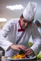 chef servant une salade de légumes photo