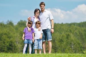 heureuse jeune famille s'amuser à l'extérieur photo