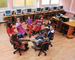 éducation informatique avec les enfants à l'école photo