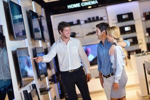 les gens achètent dans un magasin d'électronique grand public photo