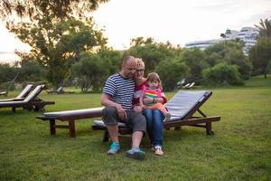 portrait de jeune famille heureuse photo