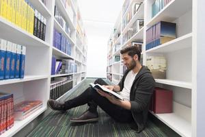 étude des étudiants à la bibliothèque de l'école photo