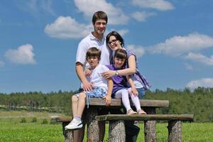 heureuse jeune famille s'amuser à l'extérieur photo