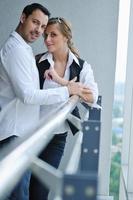 couple heureux romantique sur balcon photo