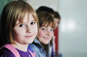 groupe d'enfants heureux à l'école photo