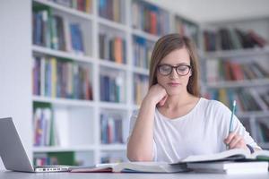 Étudiante étudier à la bibliothèque de l'école photo