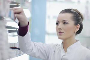 pharmacien chimiste femme debout en pharmacie pharmacie photo