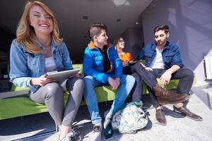 groupe d'étudiants debout ensemble en équipe photo