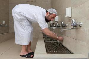 un musulman prend l'ablution pour la prière. rite religieux islamique photo