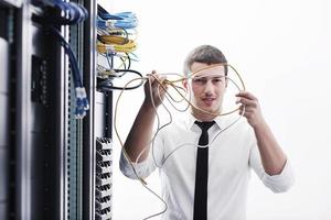 jeune ingénieur informatique dans la salle des serveurs du centre de données photo