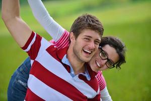 portrait de jeune couple romantique souriant ensemble en plein air photo