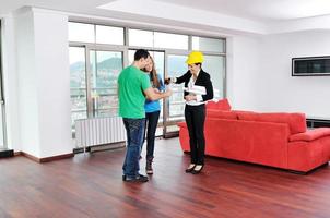 heureux jeune couple achetant une nouvelle maison avec un agent immobilier photo