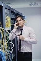 ingénieur informatique parlant par téléphone dans la salle réseau photo